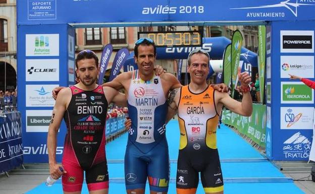 Las tres primeros de la prueba élite celebran su podio. /MARIETA