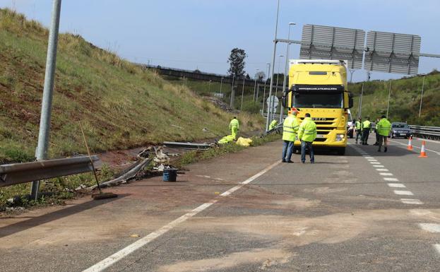 El accidente de un camión obliga a cortar un carril de la A-8 a la altura de Villaviciosa