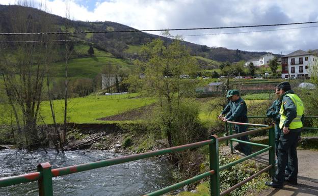 Hallan la caña de pescar del hombre desaparecido en Cangas, desde hace más de una semana Hallan la caña de pescar del hombre desaparecido en Cangas, desde hace más de una semana
