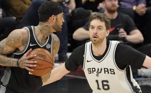 PAu GAsol defiende durante el partido. /Efe