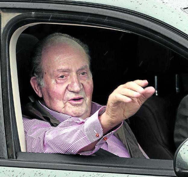 Don Juan Carlos se paró a hablar con los periodistas a su salida del hospital. / EFE