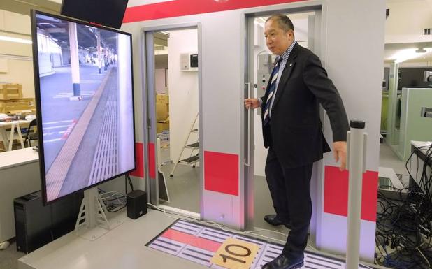 Minuru Mukaiya posa en un simulador de trenes.