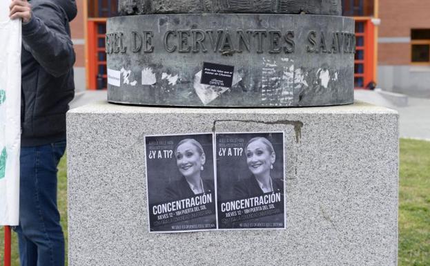 Campus de la Universidad Rey Juan Carlos con carteles de protesta por el caso Cifuentes./Efe