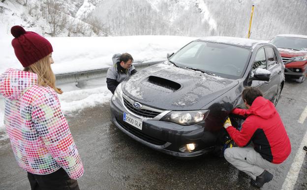 La nieve obliga al uso de cadenas en cinco puertos de montaña