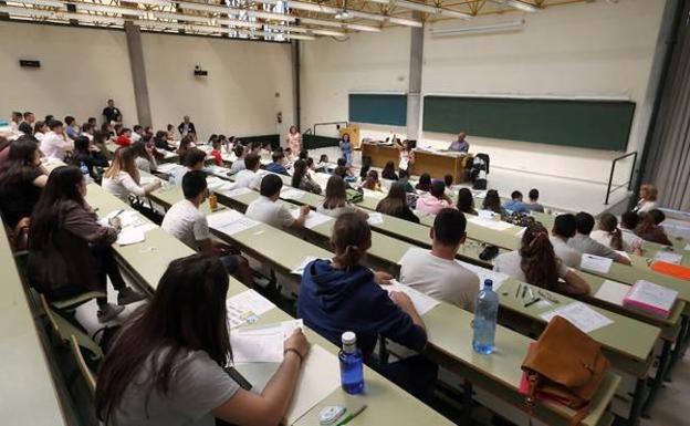 Consejería y Universidad piden que se vigile a las regiones que bajan el nivel de la EBAU Consejería y Universidad piden que se vigile a las regiones que bajan el nivel de la EBAU