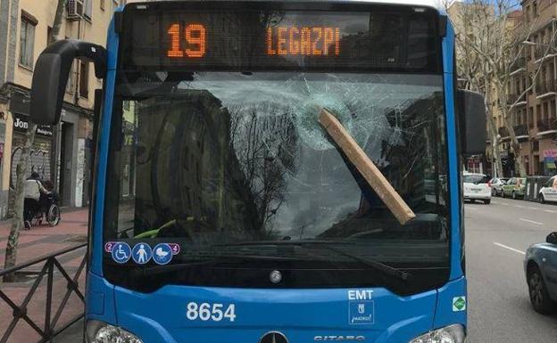 Detenido por agredir a un conductor de autobús arrojándole un tablón al cristal