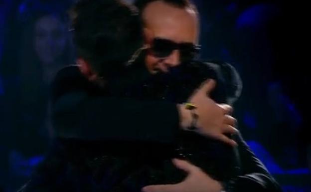 Mejide y Vázquez se abrazan en el plató de 'Factor X'.