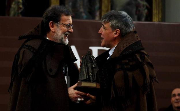 Mariano Rajoy (izq.), ataviado con la tradicional capa alistana./EFE