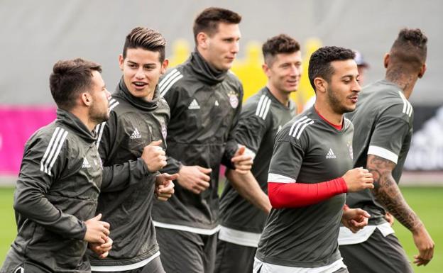 Un grupo de jugadores del Bayern durante el entrenamiento. /EFE