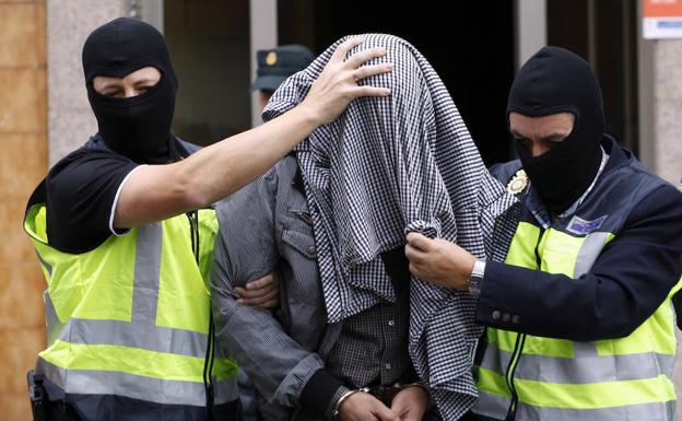 Momento de la detención del presunto yihadista en La Calzada, en 2016./EFE