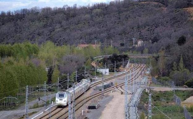 Un tren Alvia circula al lado de las vías de la Variante de Pajares en La Robla. /E. C.