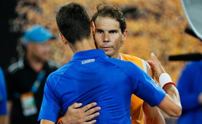 Rafa Nadal, con la mirada perdida, felicita a Novak Djokovic./Afp