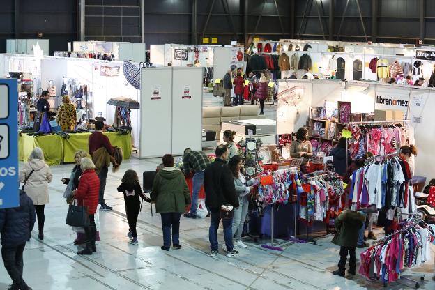 La Feria del Stock a por el récord ayudada por el sol y el fútbol El