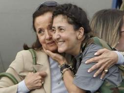 ngrid Betancourt abraza emocionada a su madre tras bajar del avión que la ha trasladado a Bogotá, horas después de su rescate./ EFE/
