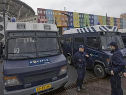 La Policía holandesa evacúa el centro comercial de Amsterdam. / Afp/