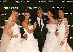 Manuel Mota, diseñador y director creativo de Pronovias, tras un desfile. / Archivo/