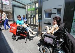 Dos personas en silla de ruedas esperan para coger un tranvía. / I. Onandia/