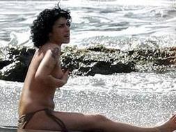 Amy Winehouse se recupera haciendo top less en el Caribe