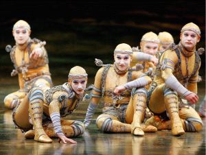 ACTUACIÓN. Artistas de El Cirque du Soleil, en el espectáculo 'Alegría'. / E. C./