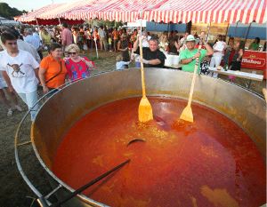 PEROLA. Los cocineros revuelven el guiso marinero. / N. A./