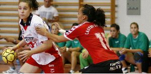 TROPIEZO. La local Alba Holgado es presionada por una jugadora del Castro. / J. BILBAO/