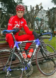 MOTIVACIÓN. Santi Pérez, con su bicicleta. / P. NOSTI/