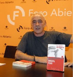 PRESENTACIÓN. Miguel Rojo, en la librería Cervantes. / J. DÍAZ/