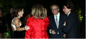 ANFITRIONES. Luis Fernández Vega Sanz y su esposa, Vicky Botas, recibieron al ex presidente José María Aznar y su esposa, Ana Botella. / PABLO NOSTI/