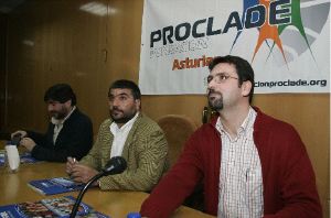 SOLIDARIDAD. De izquierda a derecha, Javier Ojeda, Jacinto Braña y Simón Cortina, durante la exposición del material didáctico sobre el tsunami preparado para los escolares. / J. PAÑEDA/