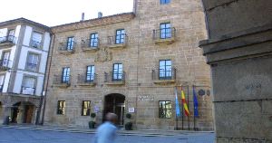 MONUMENTO. fachada principal del palacio de los marqueses de ferrera. / LVA/