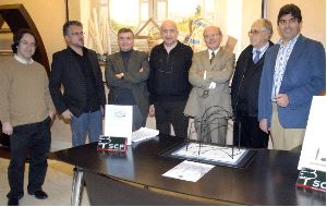 JURADO. Críticos de arte, responsables de la empresa Sacejo y el artista Martín Chirino posan junto a la maqueta de la escultura ganadora. / JESÚS DÍAZ/