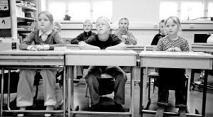ESCOLARES. Un grupo de niños finlandeses atiende a la lección impartida por su profesor durante una clase en una aula. / E. C./