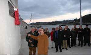 HOMENAJE. El capitán de la 'Idus de Marzo', Santiago Martínez Cañedo, descubre la placa que desde ayer conmemora en el puerto de Candás la salida de la expedición a la Antártida. / TANIA/