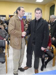 ENTREGA. Ramos entrega el premio a García Gayol. / J. DÍAZ/