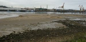 ÁMBITO. Vista general de la zona de la margen derecha del puerto en la que se ejecutará la primera fase de la ampliación, con el muelle pesquero al fondo. / MARIETA/