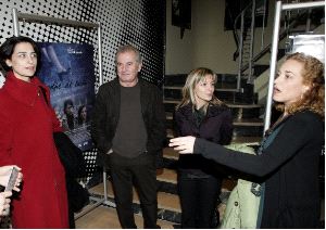 CREADORES. La actriz Belén Ponce, Víctor Manuel, la directora del corto, Amanda Castro, y su protagonista, Cristina Marcos, ayer en la entrada del cine Felgueroso de Sama. / J. C. ROMÁN/