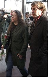 ACOMPAÑADA. Susana Rivera con Luis García Montero, gran amigo del escritor. / FOTOPRENSA/