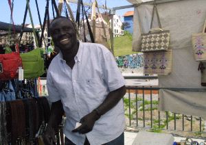 INTEGRACIÓN. Marroquíes y africanos se dedican a la venta ambulante en el mercadillo de Las Vegas. / PUCHE/