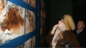ARTE. Dos visitantes contemplan uno de las pinturas rupestres reproducidas en el Parque Prehistórico de Teverga. / LUIS SEVILLA/