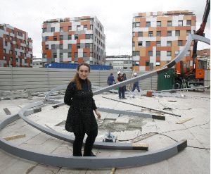 CON LA OBRA. Mayte Alonso, en plena fase de montaje de la pieza ganadora. / MARIO ROJAS/
