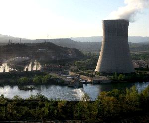 TARRAGONA. Imagen de la fachada de la central nuclear de Ascó, a orillas del Ebro. / EFE/