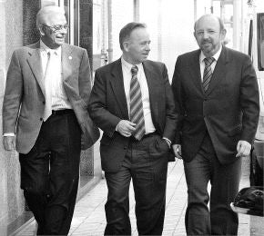 PRESIDENTES. José Antonio Hevia, Faustino Obeso y José María González pasean por una calle de Gijón. / CITOULA/