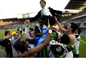 MANTEADO. Los jugadores lanzan por los aires al entrenador asturiano Marcelino García. / EFE/
