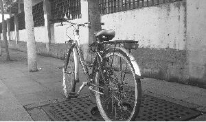 GRANDE COVIÁN. Bicicleta mal estacionada. / R. GARCÍA/