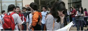 RELEVO. Varios jóvenes estudiantes, a las puertas de una de las facultades de la Universidad de Oviedo, antes de los exámenes de selectividad. / PALOMA UCHA/