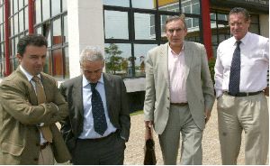 JUNIO DE 2005. Manuel Vega-Arango y Antonio Veiga con los responsables de Gesai, Antonio Pinal y Javier Villamandos en Mareo. / J. BILBAO/