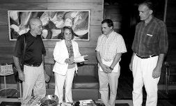 Amador Fernández, de Cornión; Enrique Arenas, de EL COMERCIO, y el artista Miguel Mingotes, colaborador de este periódico, junto a la alcaldesa. / LUIS SEVILLA/