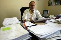 El doctor Carlos Suárez Nieto, en su despacho. / MARIO ROJAS/