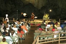 Uno de los conciertos en la Cuevona de Ardines. / E. C./