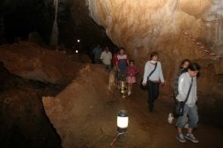 Varias personas recorren el interior de la gruta riosellana. / SUSANA SAN MARTÍN/